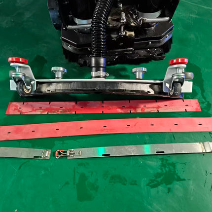 Absorbent rubber strip, floor cleaning machine accessory, water-scrubbing strip accessory