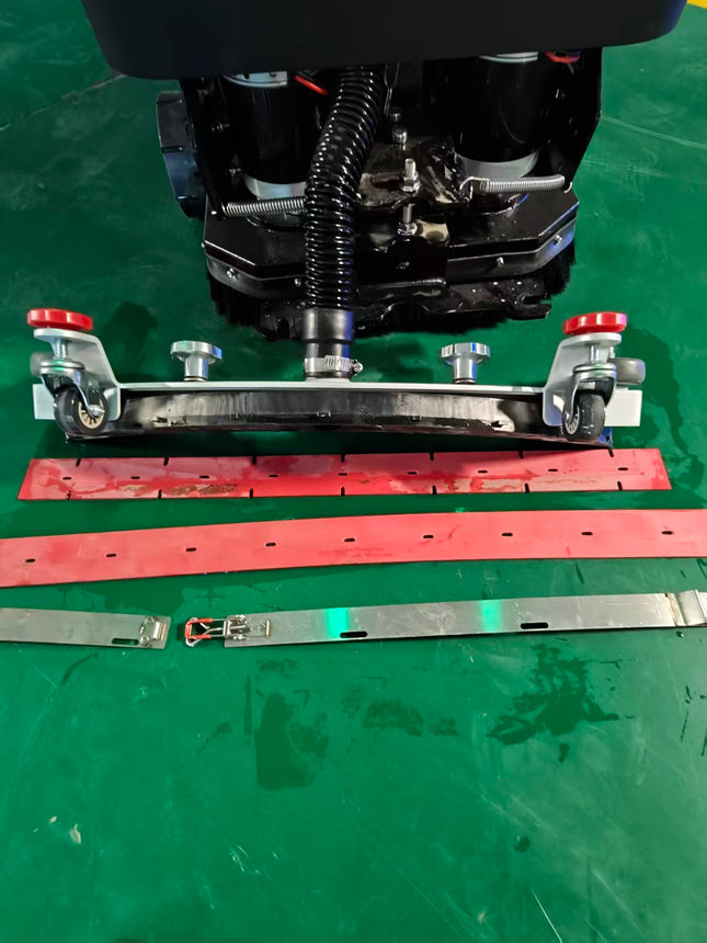 Absorbent rubber strip, floor cleaning machine accessory, water-scrubbing strip accessory